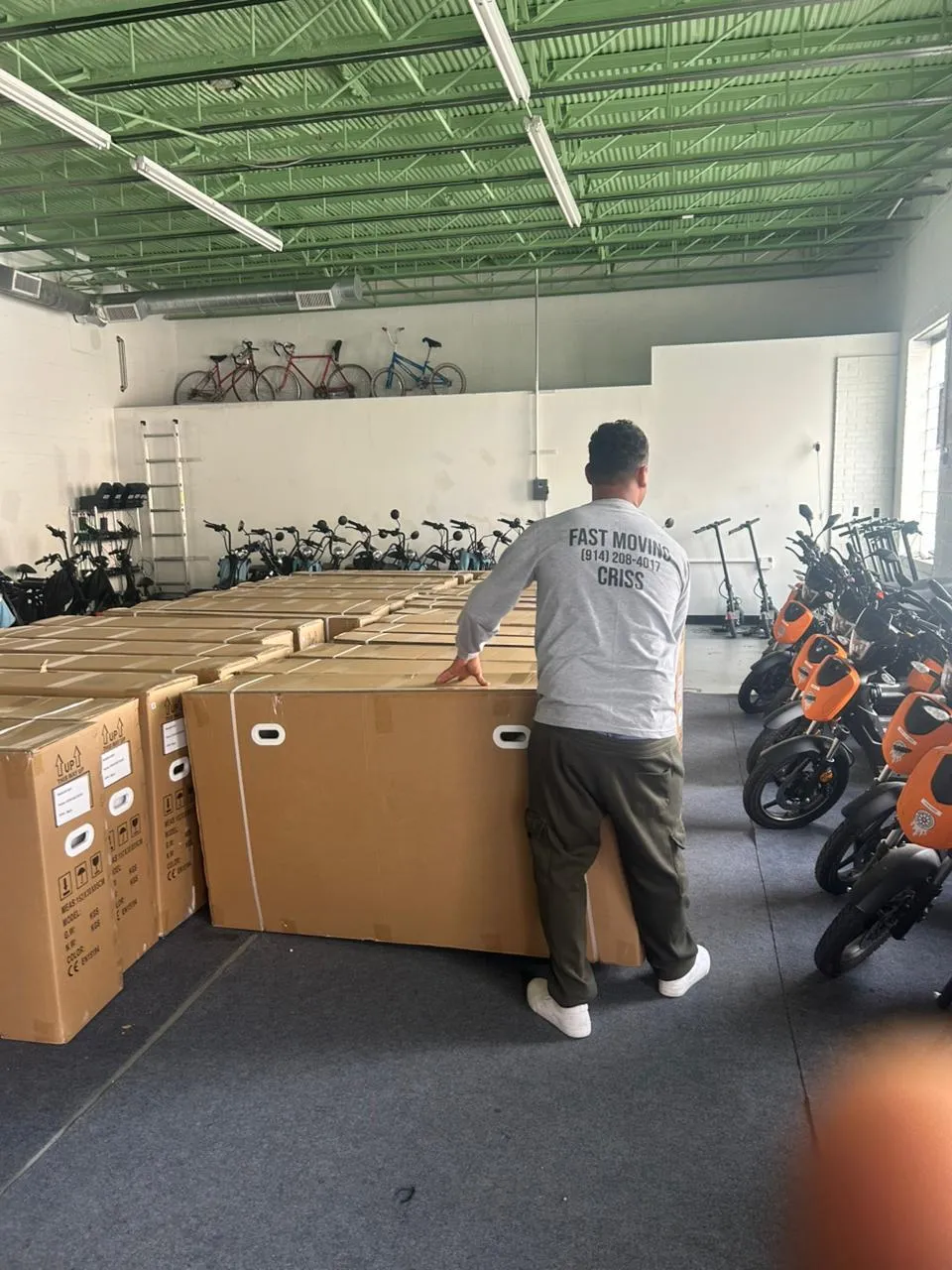 Criss Moving organizando cajas de entrega en bodega en DFW